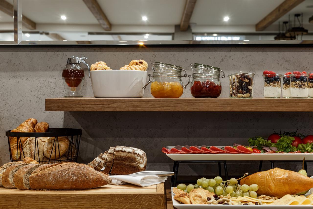 Biala Owca Bed and Breakfast Zakopane Exteriör bild A breakfast buffet